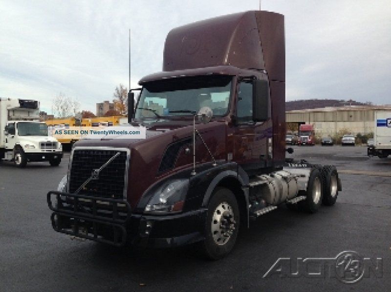 2010 Volvo Vnl64t300 Daycab Semi Trucks photo