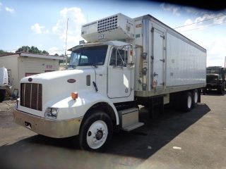 2003 Peterbilt 330 30ft Box Reefer Freezer photo