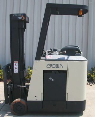Crown Model Rc3020 - 30 (2006) 3000lbs Capacity Docker Electric Forklift photo