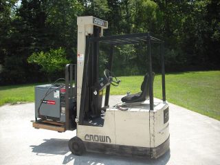 Crown Electric 3000 Lb Forklift With Charger 1826 Hrs photo