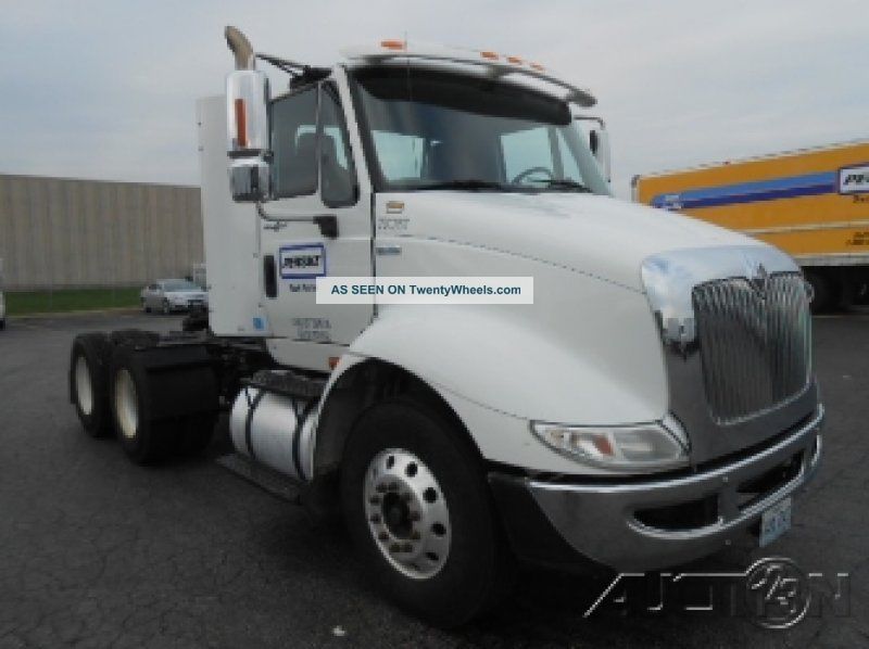 2009 International 8600 Daycab Semi Trucks photo