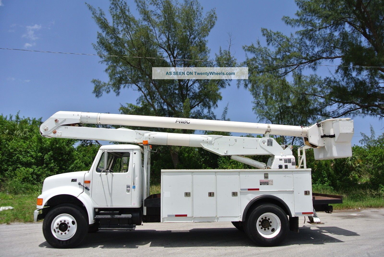 2000 International 4900 4x2 Bucket / Boom Trucks photo
