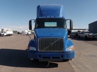 2001 Volvo Day Cab photo