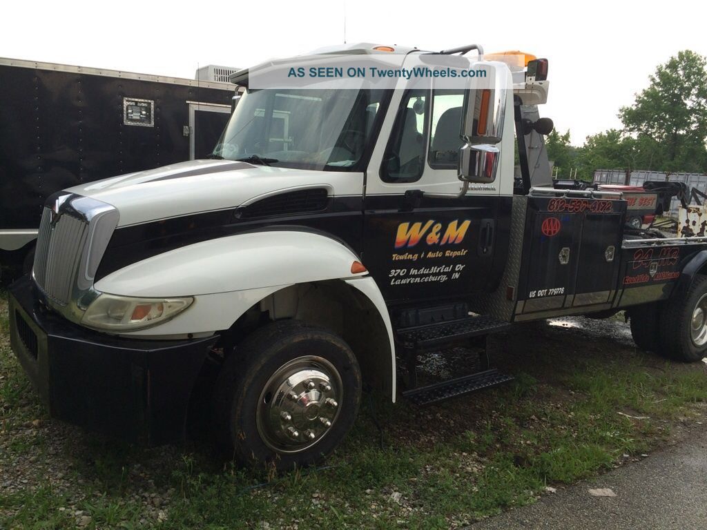 2003 International 4300 Wreckers photo