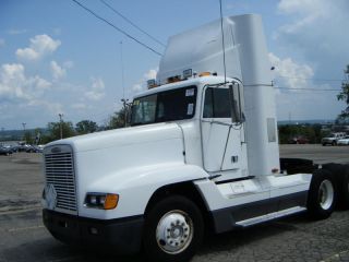 2000 Freightliner Fld120 photo