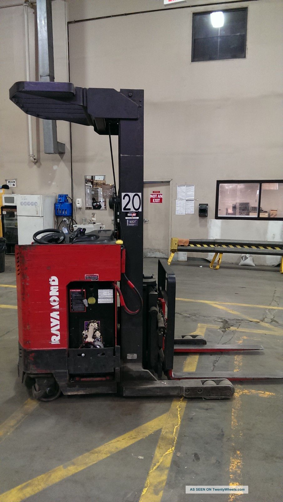 Raymond 3000lb 24 Volt Forklift Reach Truck Forklifts photo