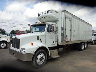 2004 Peterbilt 330 30ft Box Reefer Freezer photo