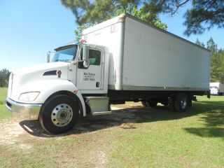 2009 Kenworth T 270 photo