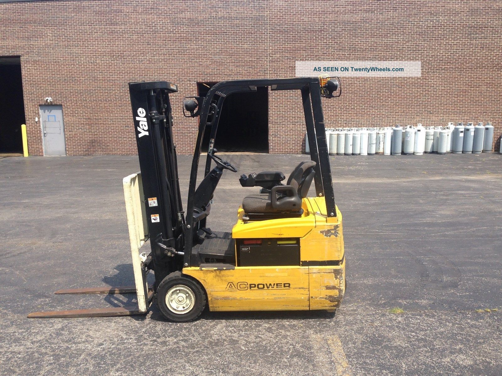 Yale Erp030thn36te082 3 Wheel,  3000lbs.  Electric Forklift Forklifts photo