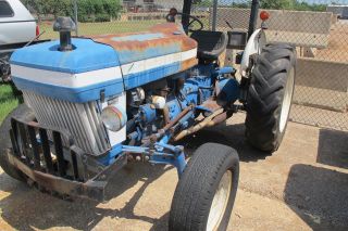 1986 Ford Tractor Model 3910 photo