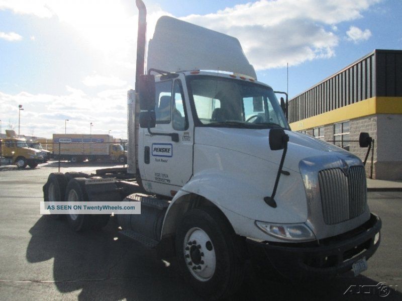 2009 International 8600 Daycab Semi Trucks photo