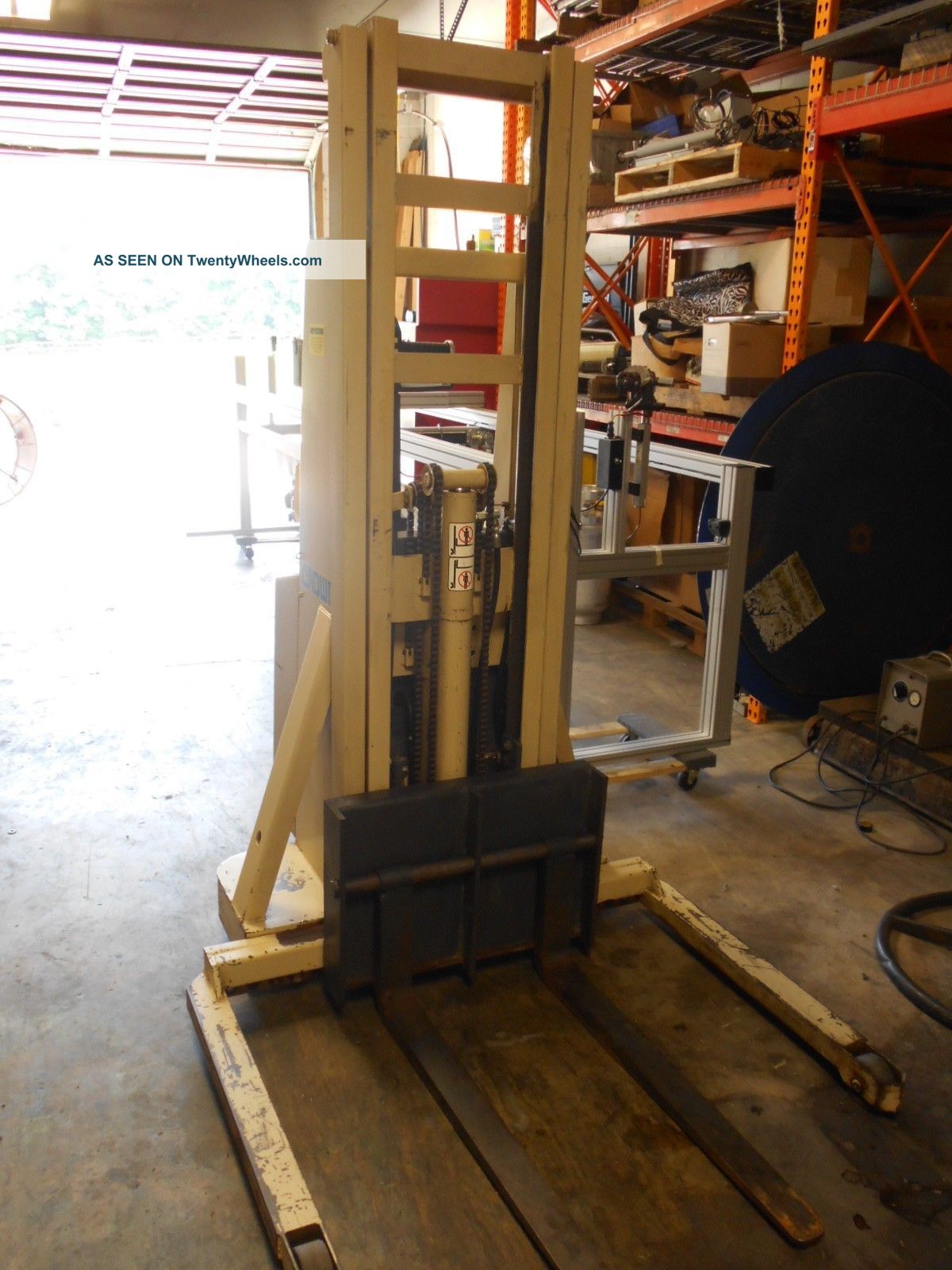 Crown 20 Mt Pallet Lift Truck 2000 Lb Capacity 24 
