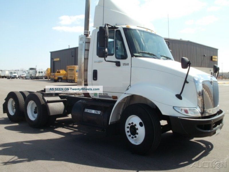 2009 International 8600 Daycab Semi Trucks photo