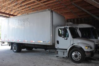 2005 Freightliner M2 106 Business Class Straight Truck photo