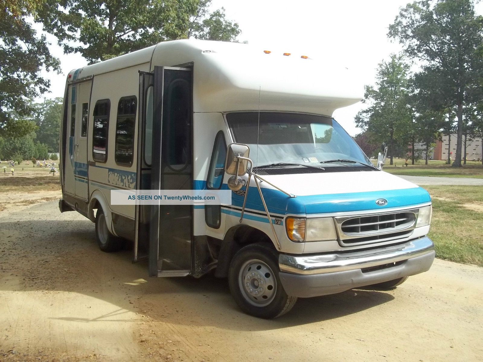 1999 Ford E350 Box Trucks / Cube Vans photo