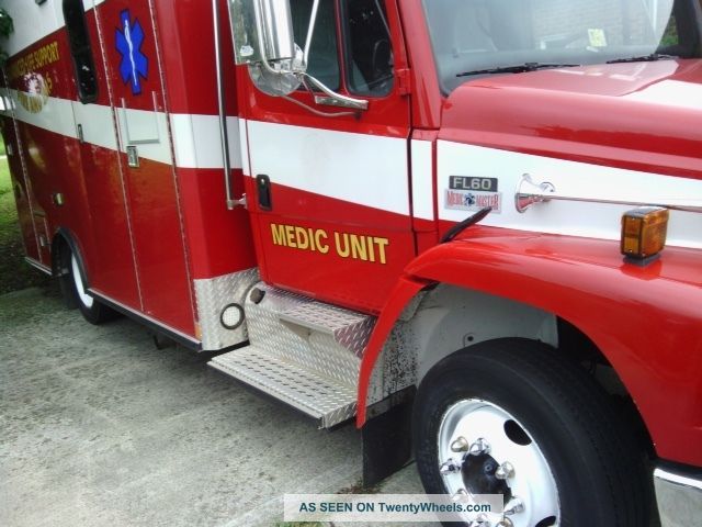 2000 Freightliner Dl 60 Flatbeds & Rollbacks photo