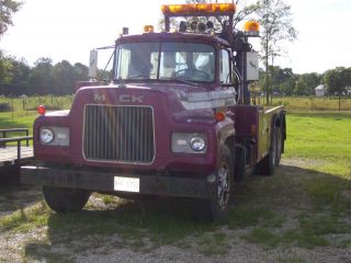 1973 Mack Wrecker photo