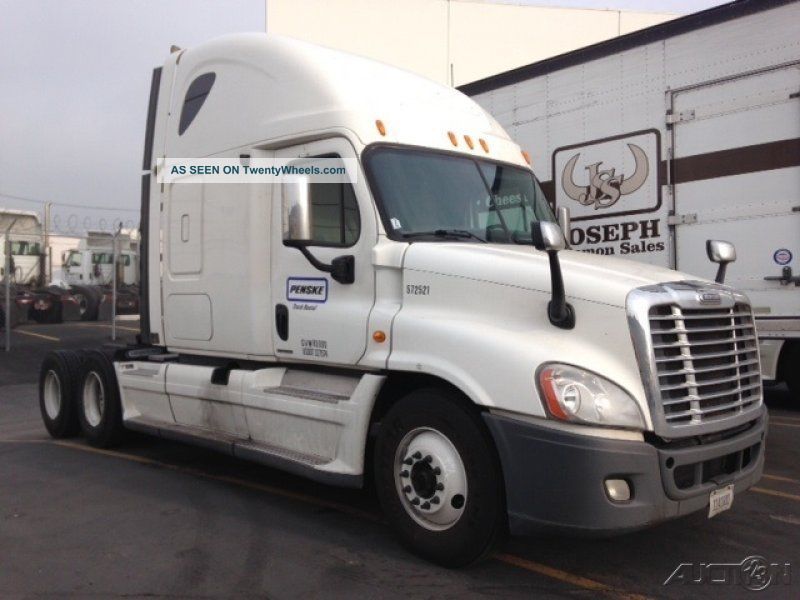 2010 Freightliner Ca12564dc - Cascadia Sleeper Semi Trucks photo