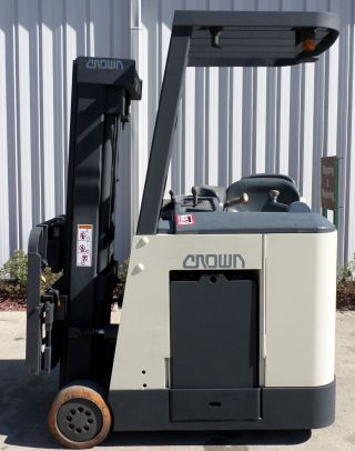 Crown Model Rc3020 - 30 (2006) 3000lbs Capacity Docker Electric Forklift photo