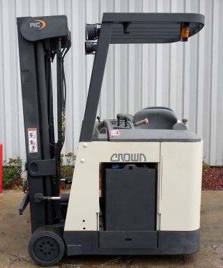 Crown Model Rc3020 - 40 (2006) 4000lbs Capacity Docker Electric Forklift photo
