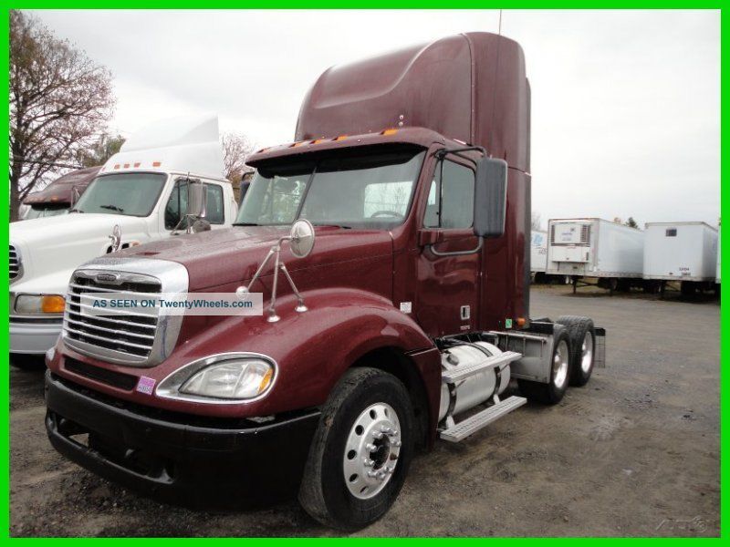 2006 Freightliner Columbia Daycab Semi Trucks photo