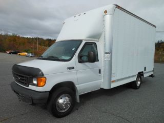 2004 Ford E - 350 photo