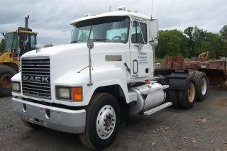 1999 Mack Ch613 photo