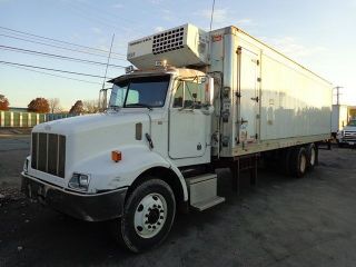 2002 Peterbilt 330 Reefer Freezer 30 ' Box Truck photo