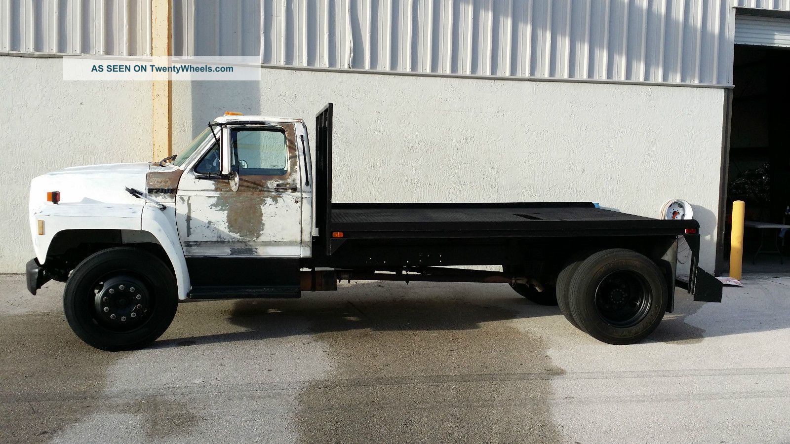 1990 Ford F700 Dump Trucks photo