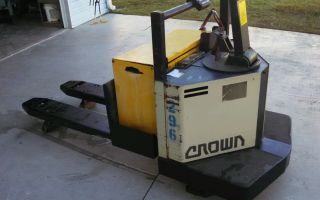 Crown 6000 Lb Electric Pallet Rider Ride On With Charger Only 521 Hours photo