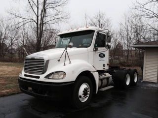 2004 Freightliner Columbia photo