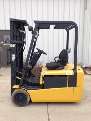 Caterpillar Model Ep18kt (2000) 3500lbs Capacity Great 3 Wheel Electric Forklift photo