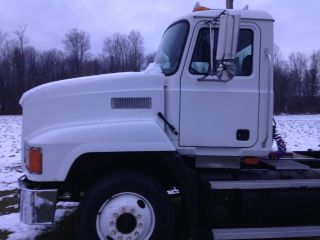 1999 Mack Ch612 photo