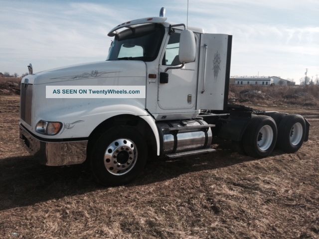 2005 International 9400 Daycab Semi Trucks photo