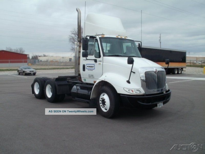 2009 International 8600 Daycab Semi Trucks photo