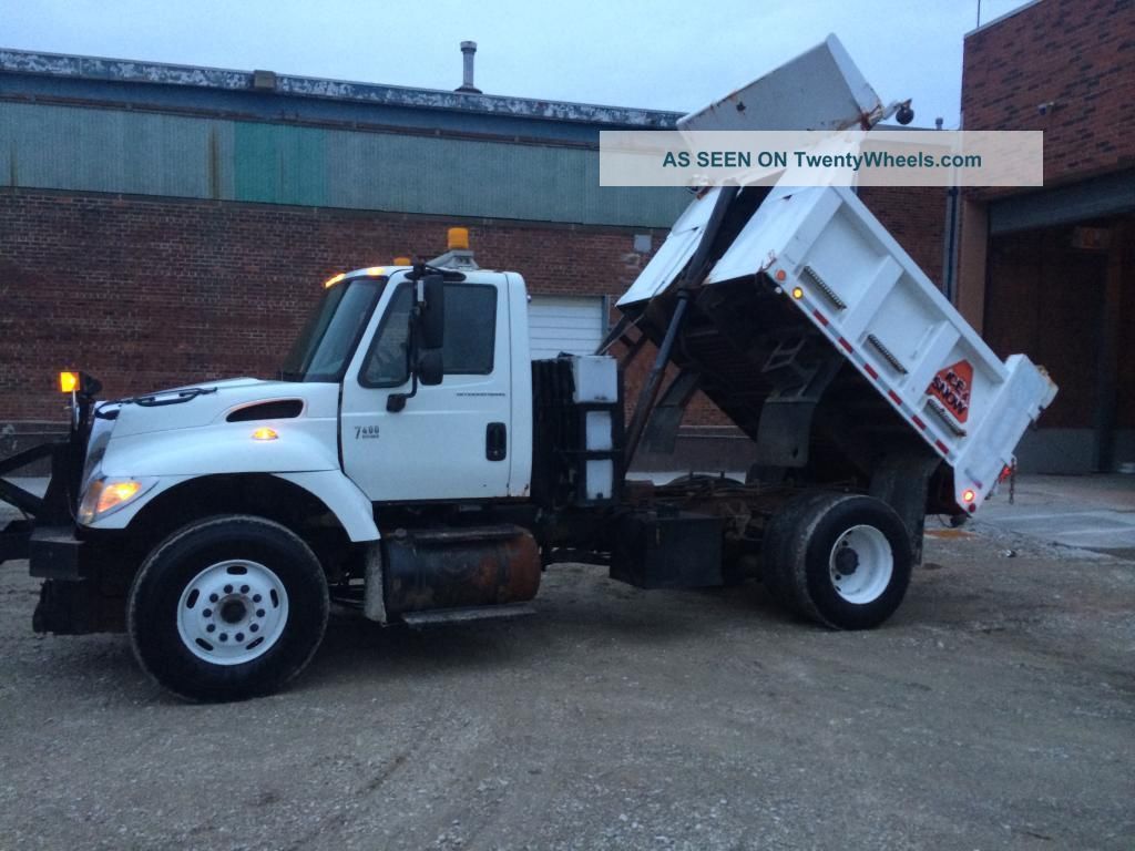2002 International 7400 Dump Trucks photo