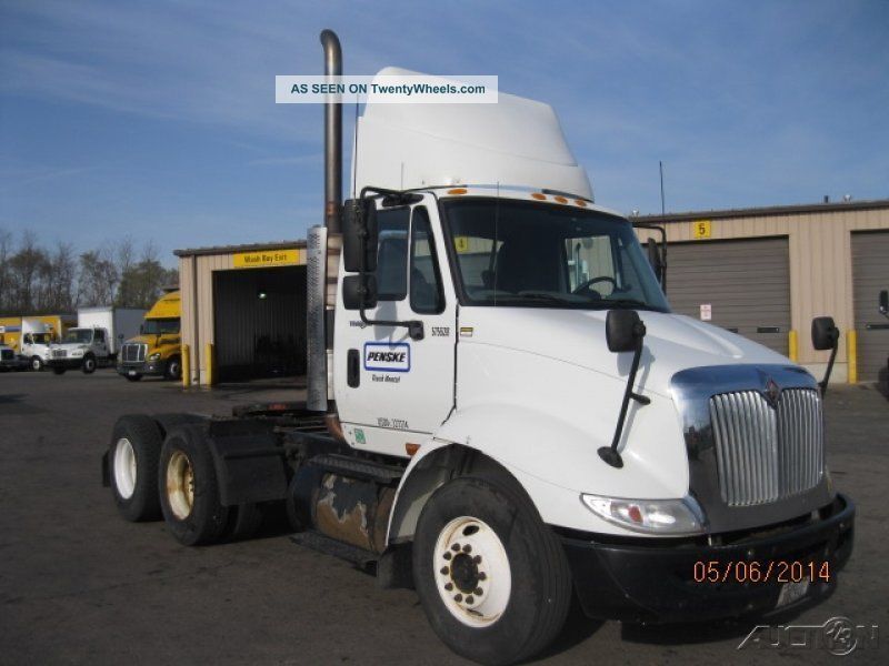 2009 International 8600 Daycab Semi Trucks photo
