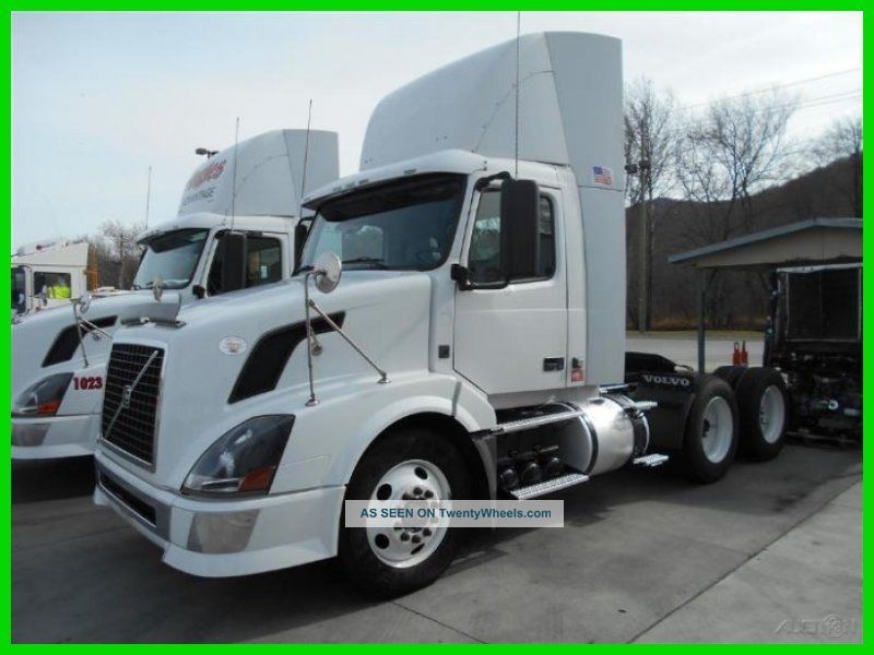2010 Volvo Vnl64t Daycab Semi Trucks photo