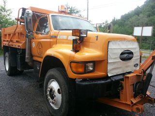 1997 Ford F800 photo