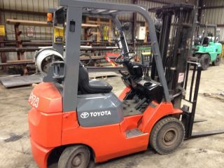 2002 Toyota Forklift 3000 Lb.  Solid Pneumatic Tire photo