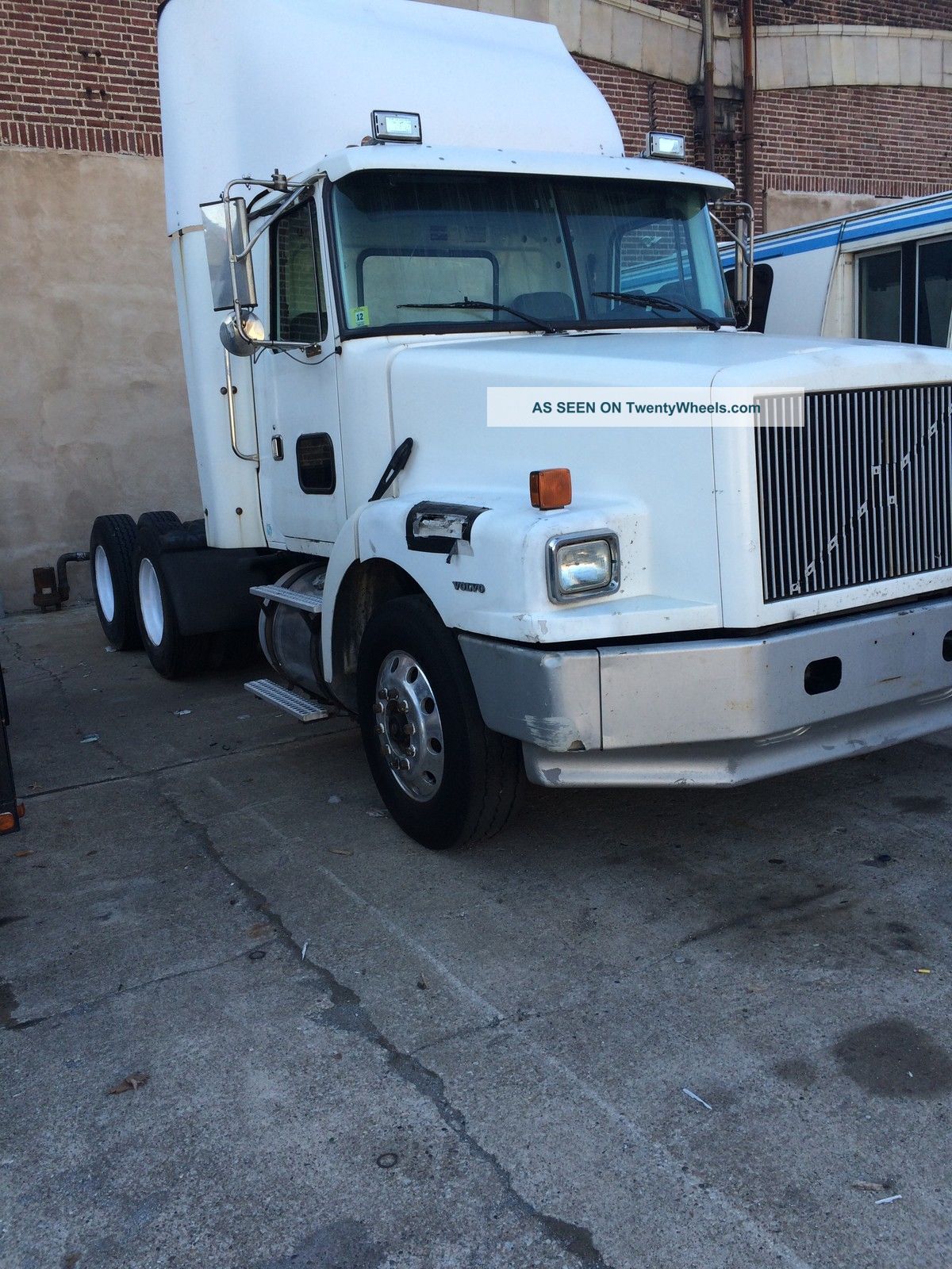 1998 Volvo W64t Daycab Daycab Semi Trucks photo
