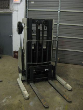 Crown 40 Wtts Electric Walkie Stacker Forklift photo