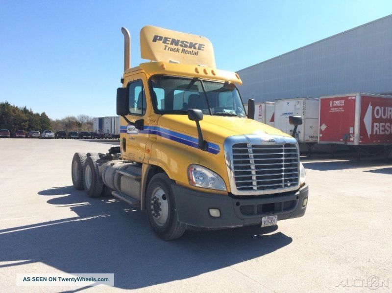 2011 Freightliner Ca12564dc - Cascadia Daycab Semi Trucks photo
