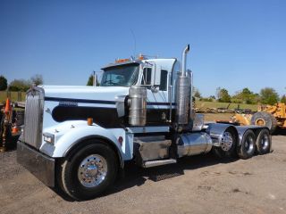 2005 Kenworth W900 Tri Axle Heavy Hauler Truck photo