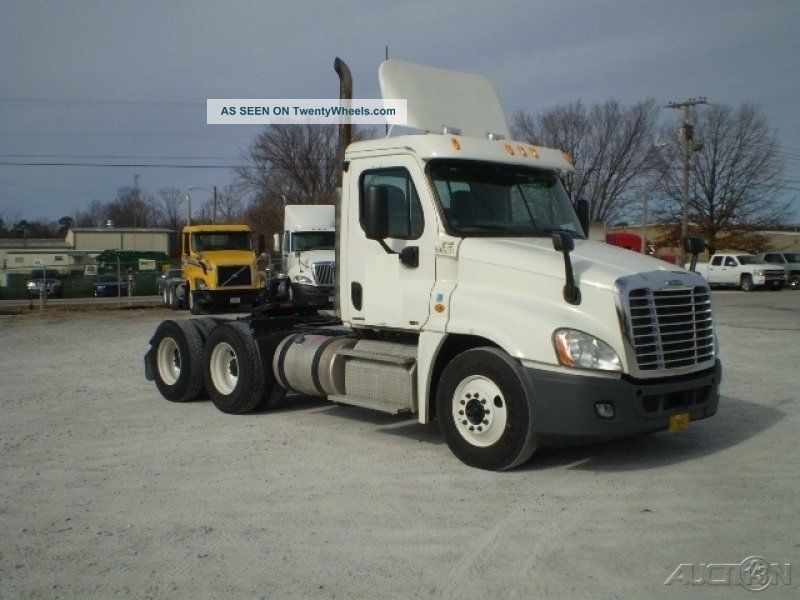 2011 Freightliner Ca12564dc - Cascadia Daycab Semi Trucks photo