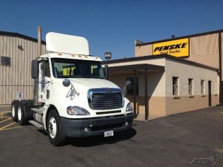 2010 Freightliner Cl12064st - Columbia 120 photo