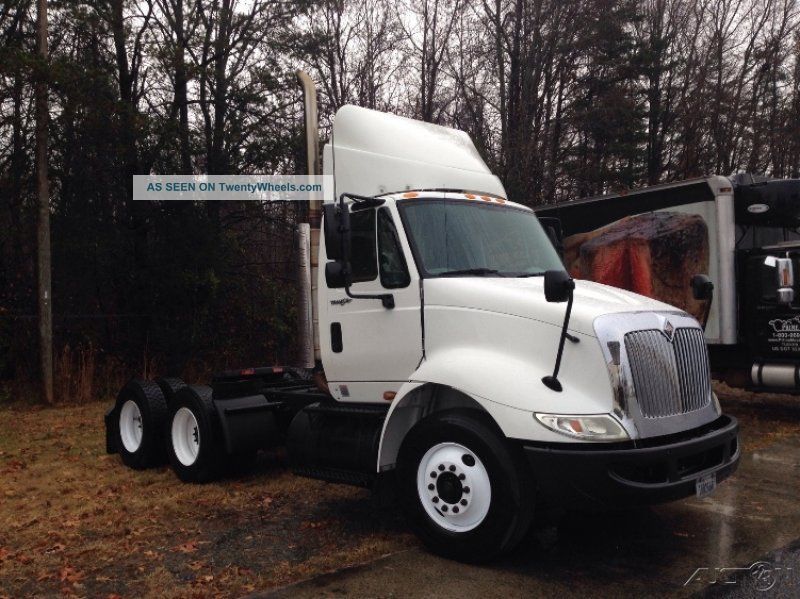 2009 International 8600 Daycab Semi Trucks photo