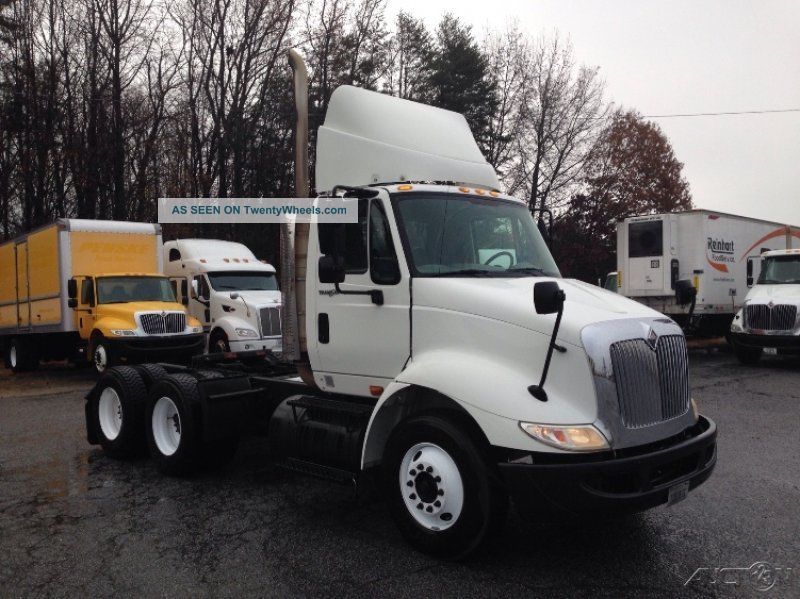 2009 International 8600 Daycab Semi Trucks photo