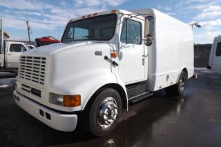 2000 International Lo Pro 4700 T444e photo