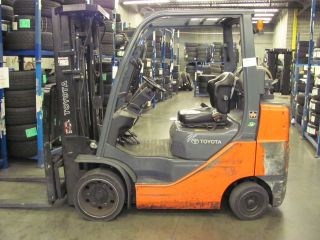 Toyota 6,  000lbs Forklift Solid Tire Model 4 Stage Mast/side Shifter 8fgcu30 photo